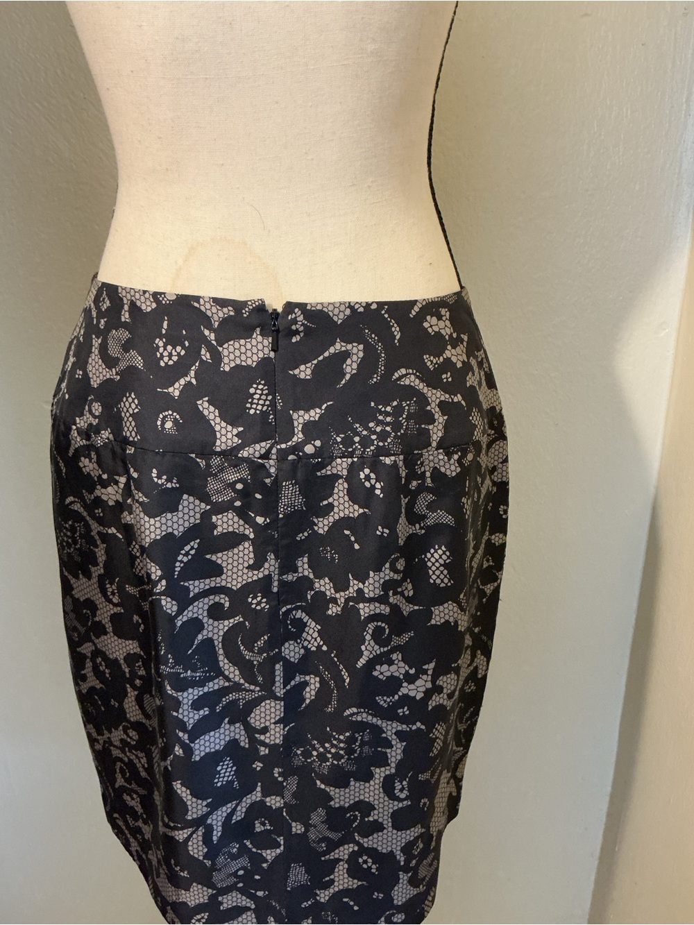 Banana Republic 100 % Silk Skirt Black & Tan Lace Print Lined - Picture 2 of 10